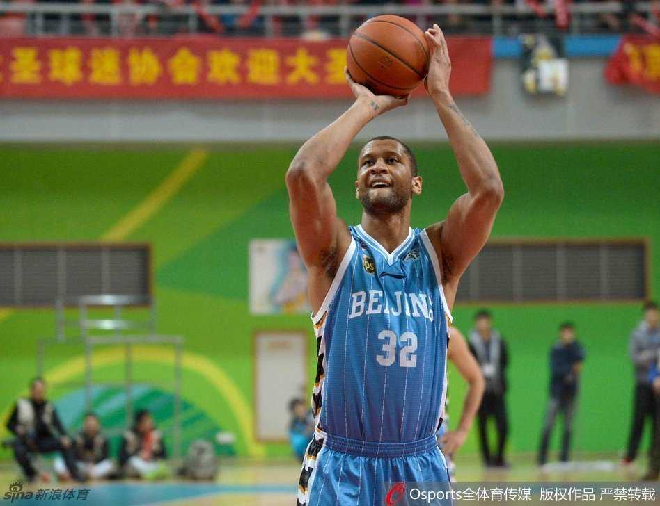 闵鹿蕾手握战术板神情专注，为队员们画下关键一攻的跑位路线，王骁辉等人围拢倾听