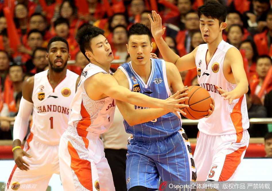 丁彦雨航面对北京队的防守，高高跃起，手腕轻压，完成一次飘逸的中距离投射。