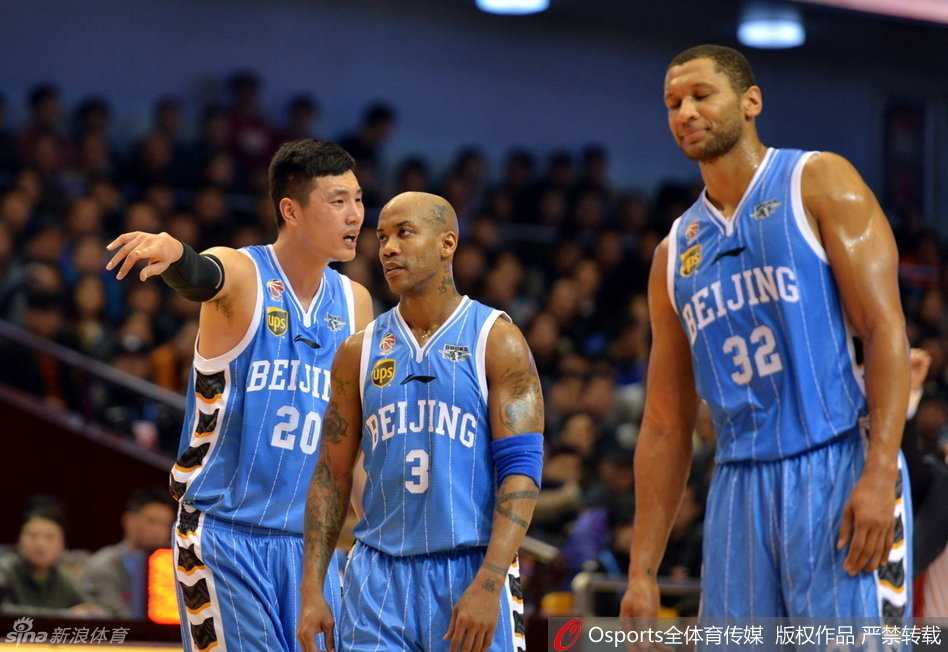 睢冉弯着腰，像牛皮糖一样紧紧贴住运球的马布里，眼神坚毅，手臂精准地卡在传球路线上，上演着顶尖的防守对决。