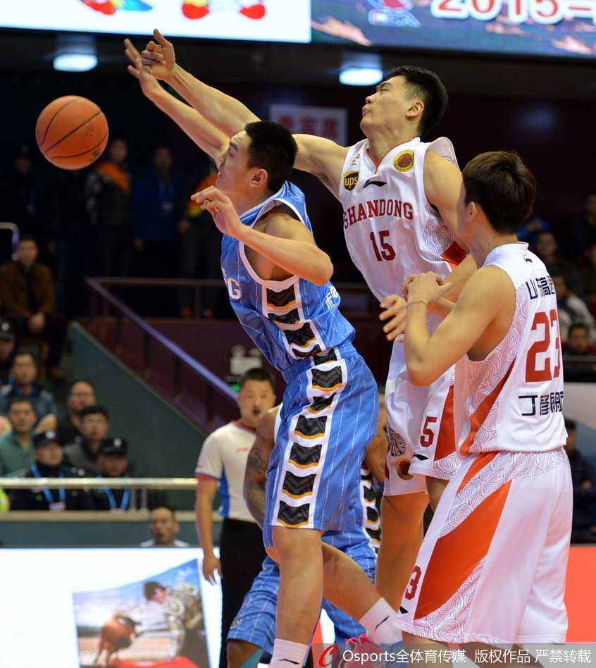 杰特在人群中穿梭，利用速度撕开北京队的防线，他的突破如同利刃，让补防的球员望尘莫及。