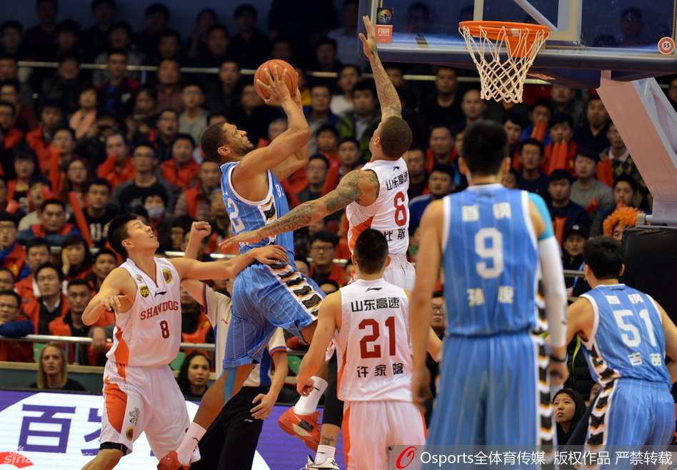 马布里摔倒在地，但眼神依然紧紧盯着裁判手中的球，身体对抗的激烈程度从这摔倒的一刻可见一斑。