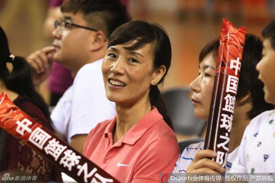 李根的女友王星洋在场边为男友加油鼓劲，面容姣好的她眼神中透着关切与自豪，见证了李根在家乡的荣耀时刻。