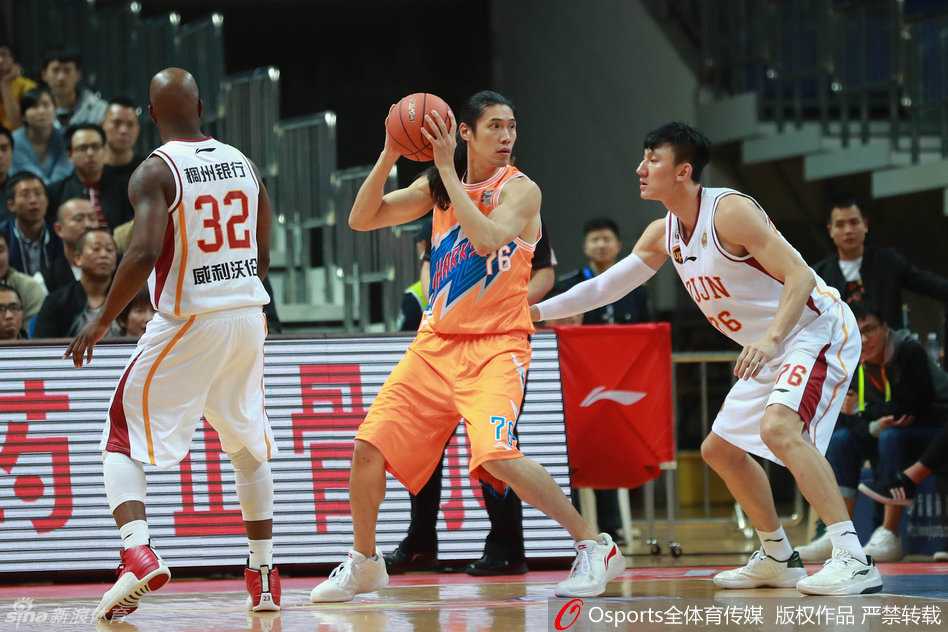 曾文鼎背打转身，强硬顶开防守，勾手投篮一气呵成！