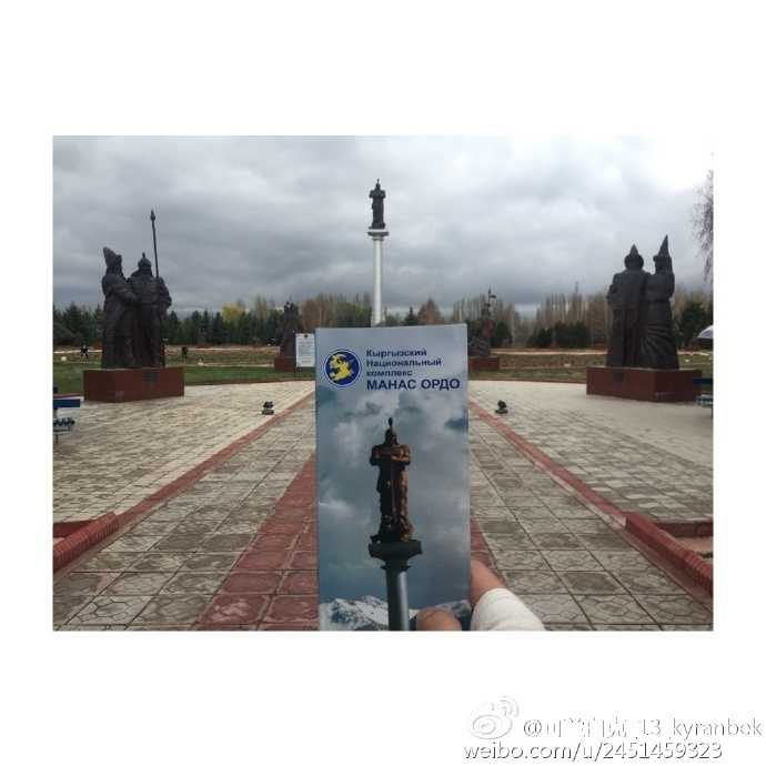 可兰白克与家人坐在长椅上休憩，阳光透过树叶洒下斑驳光影，气氛宁静祥和