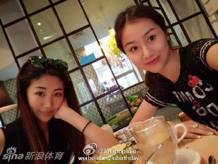 即便只是简单的日常照，陈露也能穿出超模范儿，纤细的腰肢和修长的身形，让她无愧于‘CBA最美太太’这个曾经的称号。