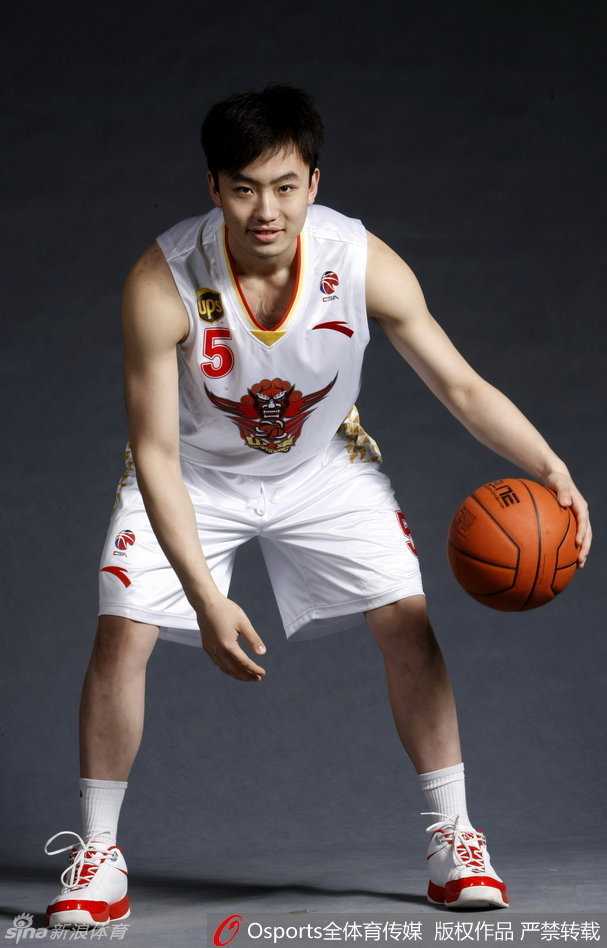 睢冉在中国男篮集训中奋力突破上篮，展现出强壮的身体对抗能力