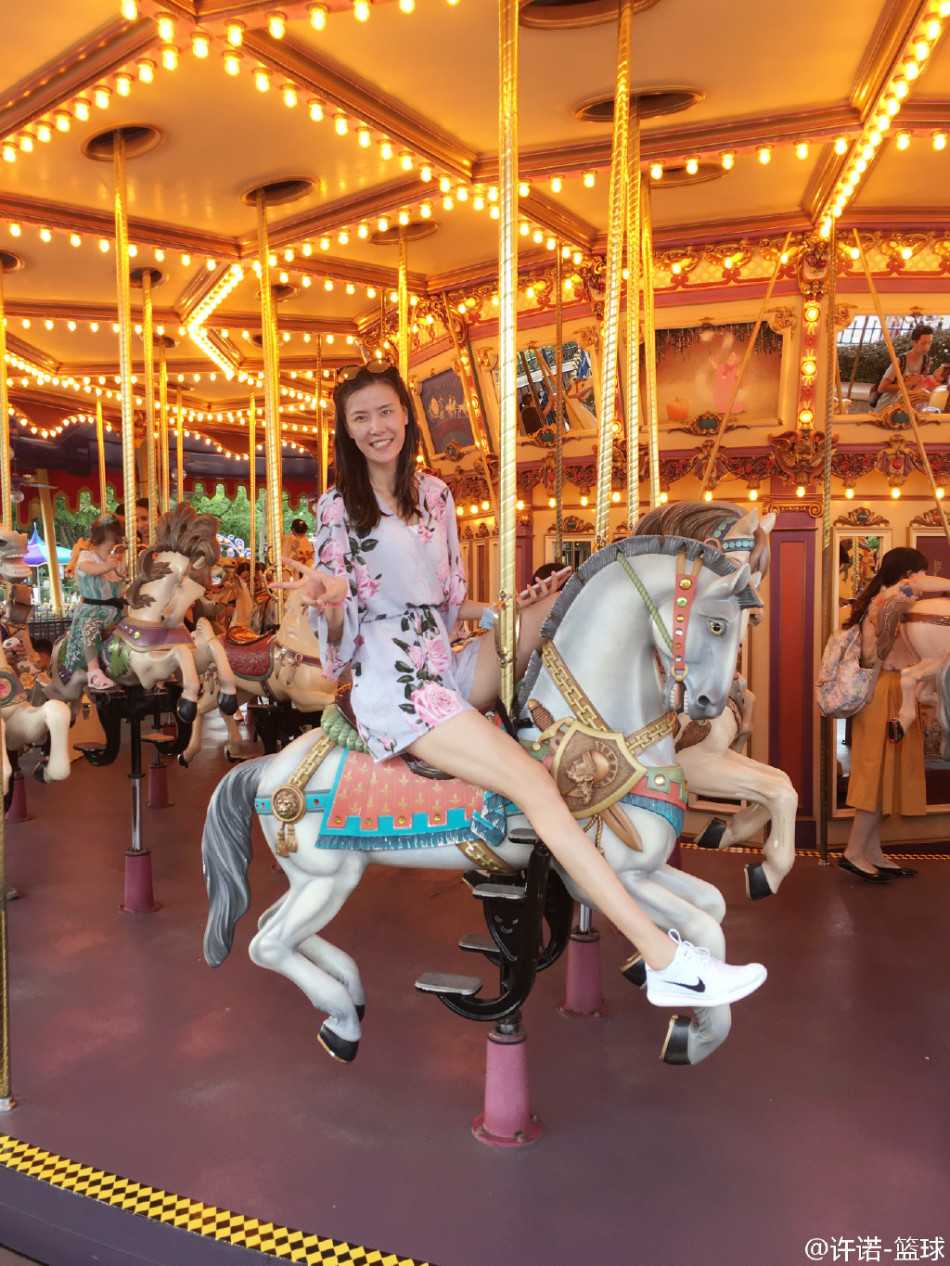 許諾身著運動背心在健身房揮汗，清晰的肌肉線條和專注的神情，完美詮釋了力量與美感，這便是她作為頂級運動員日復一日刻苦訓練的縮影。