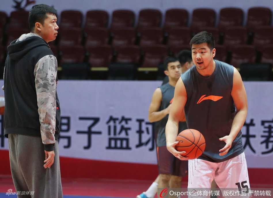 投篮命中后，王治郅的脸上终于露出了轻松的笑容，眼神中充满对后辈的鼓励与期待，气氛瞬间变得融洽。