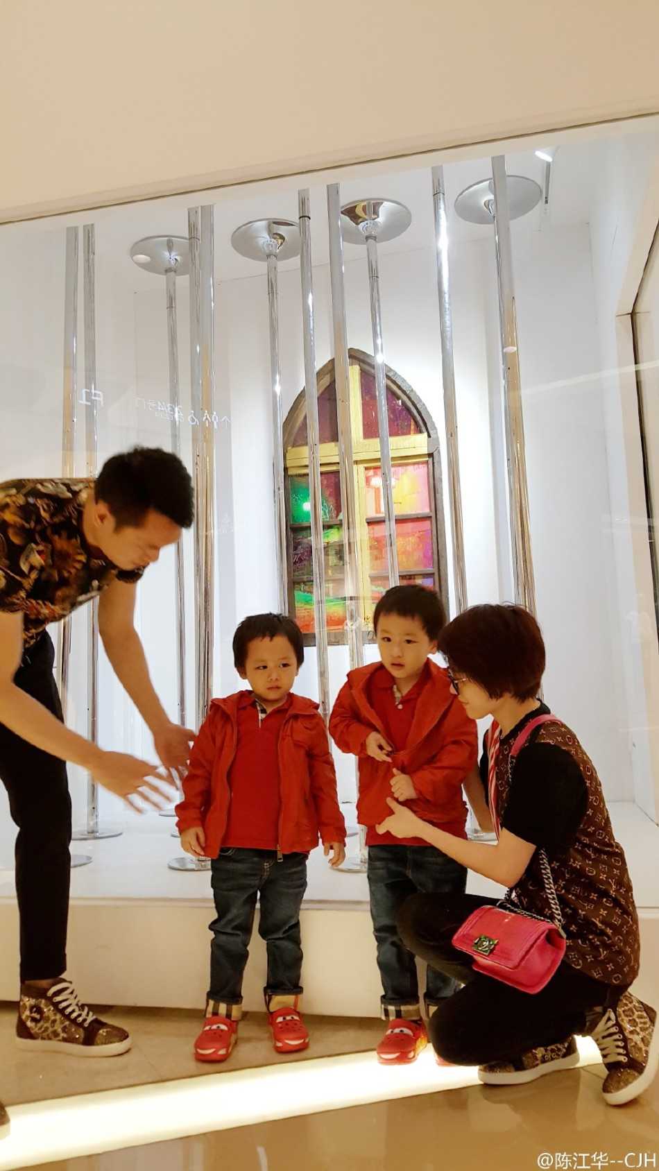 陈江华一家四口在公园的草地上散步，妻子聂慧丹身材高挑，笑容温婉，两个儿子跑在前面，夫妻二人并肩而行，岁月静好，这就是幸福最真实的模样。