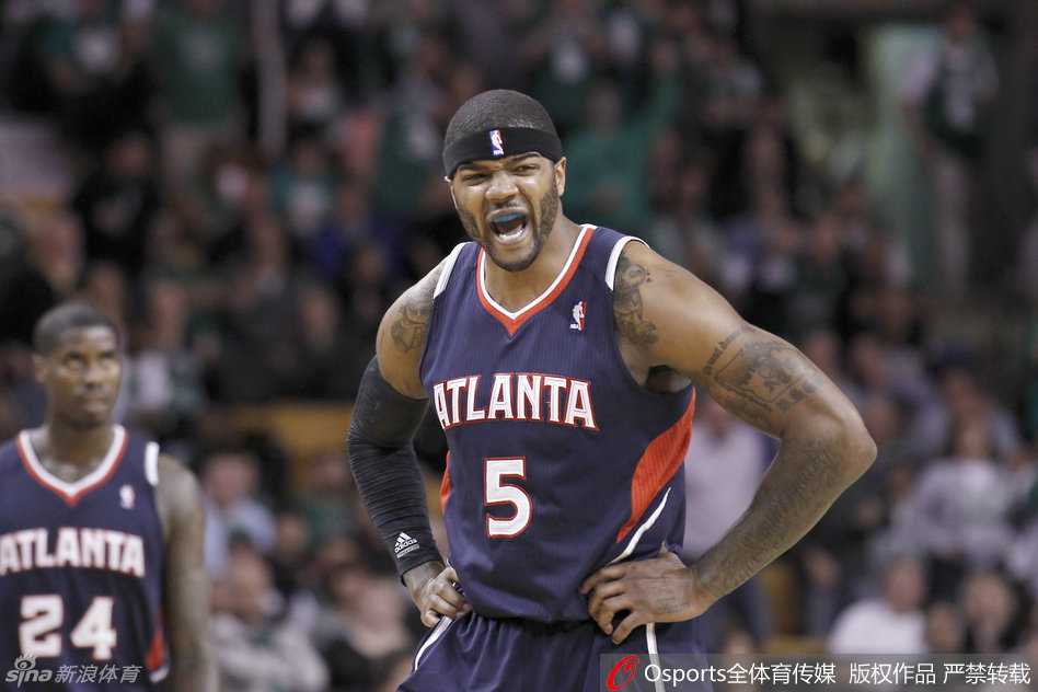 年轻的约什·史密斯在老鹰队主场飞天遁地，身披白色战袍的他眼神坚毅，仿佛要摘下篮板上沿的灰尘。