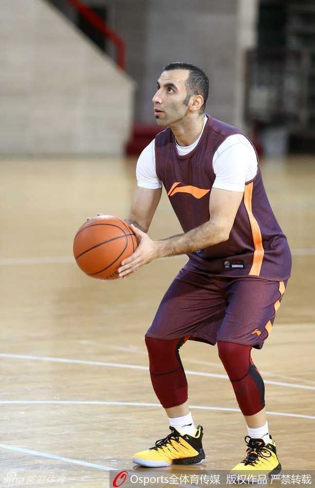 北控训练场上卡姆拉尼在罚球线上寻找手感，篮球划过完美弧线，象征着新赛季的精准与希望。