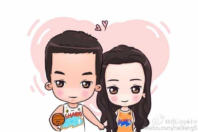 蔡亮单膝跪地，手中捧着由数百朵红玫瑰组成的超大花束，面前的未婚妻既惊讶又感动，双手掩面，眼中闪烁着幸福的泪光。