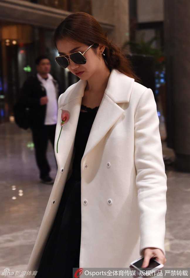 广东队魂朱芳雨表情诙谐现身，仿佛带着幽默感来赴会，办理手续时神情专注尽显职业，身后背景板映衬出全明星赛的忙碌有序