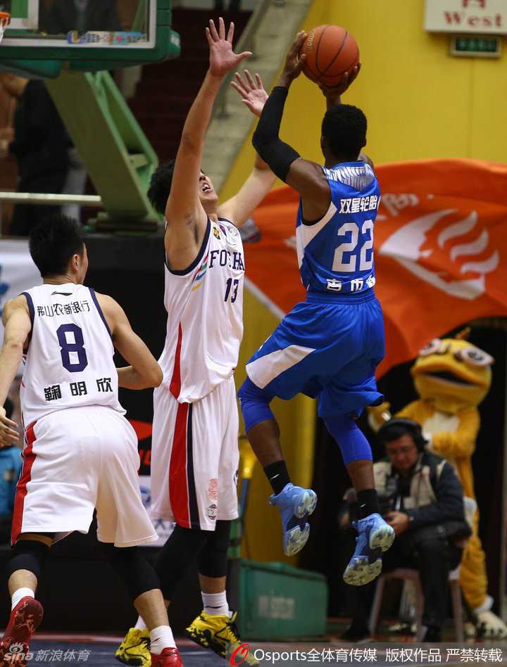 霍普森与阿兰威廉姆斯在佛山队篮下奋力拼抢篮板球，肌肉碰撞的声音仿佛穿透了图片，展现了内线争夺的惨烈。