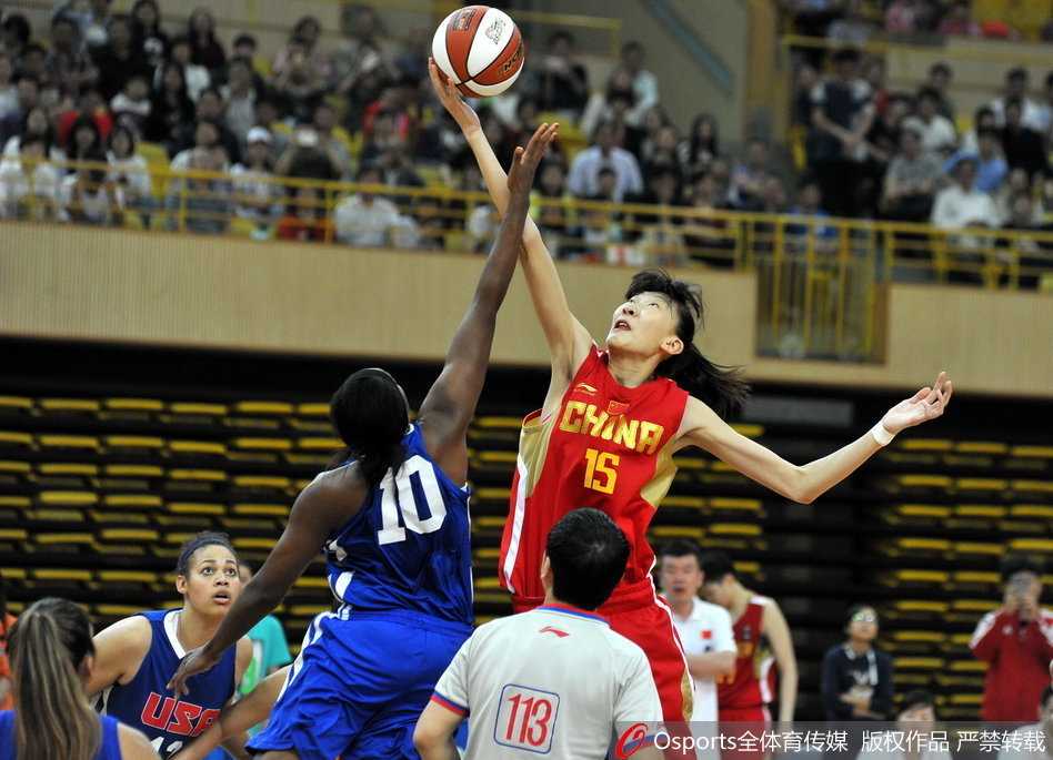 中国女篮青年队的小将们围成一圈，眼神坚毅，互相鼓劲加油，青春的呐喊仿佛穿透了赛场。