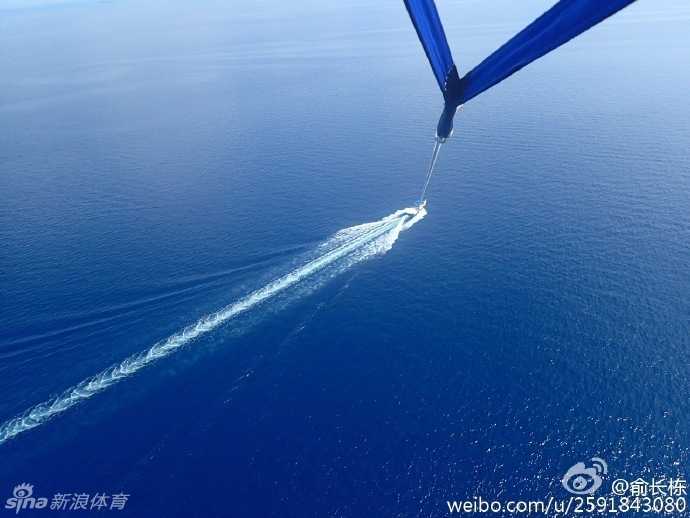 清澈见底的马尔代夫海水中，俞长栋温柔地牵着妻子的手，两人并肩而立，他望向镜头的眼神里满是宠溺与安宁，与赛场上的凶猛判若两人。