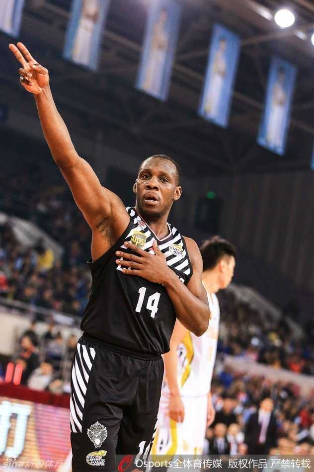 错失关键球后，球员落寞地低头走下场，汗水滑落脸颊，背影写满不甘