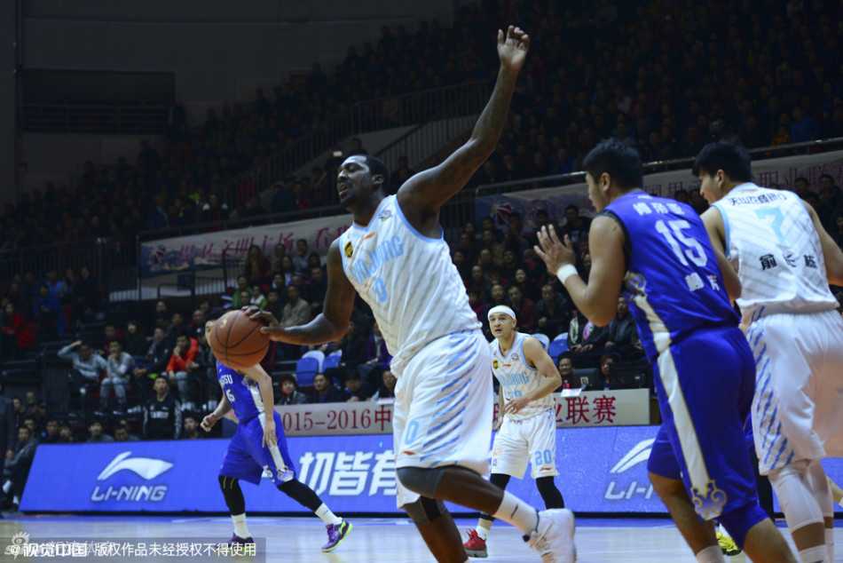 眼神坚毅的刘炜在场上伸出战术手势，指挥着队友们落位，这位久经沙场的老将仿佛一位运筹帷幄的将军，是球队最可靠的大脑。