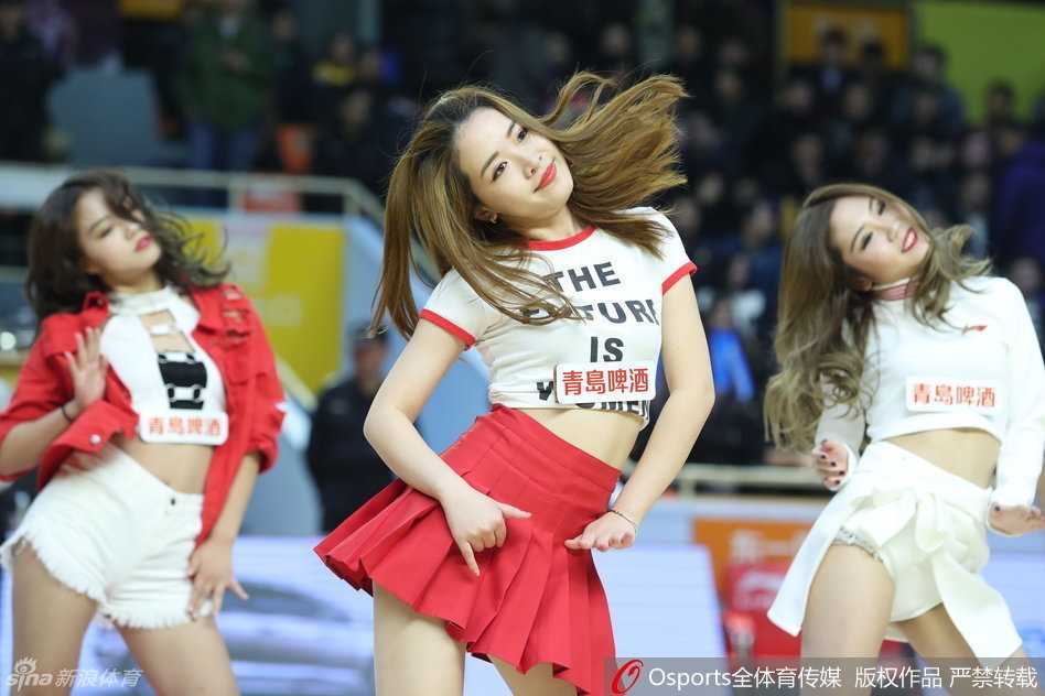 同曦宝贝在场上卖力热舞，香肩微露，动感的舞姿与专注的神情感染了每一位观众