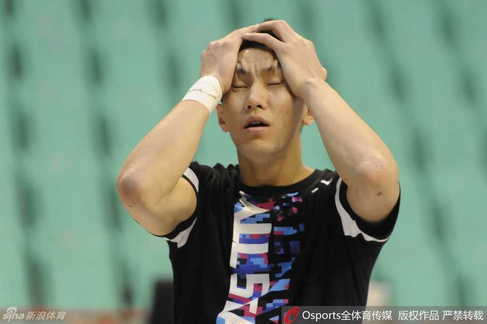 辽宁本钢队核心后卫郭艾伦在赛前热身时，神情专注中带着一丝呆萌，仿佛在思考今晚如何用犀突破撕开对手的防线。