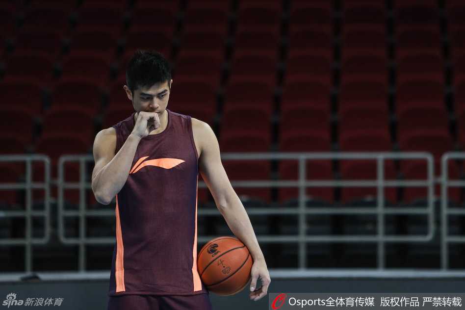 大个子莫里斯一脸调皮地运球，还吐着舌头卖萌，手臂上的彩色纹身在他搞怪时显得格外抢眼。