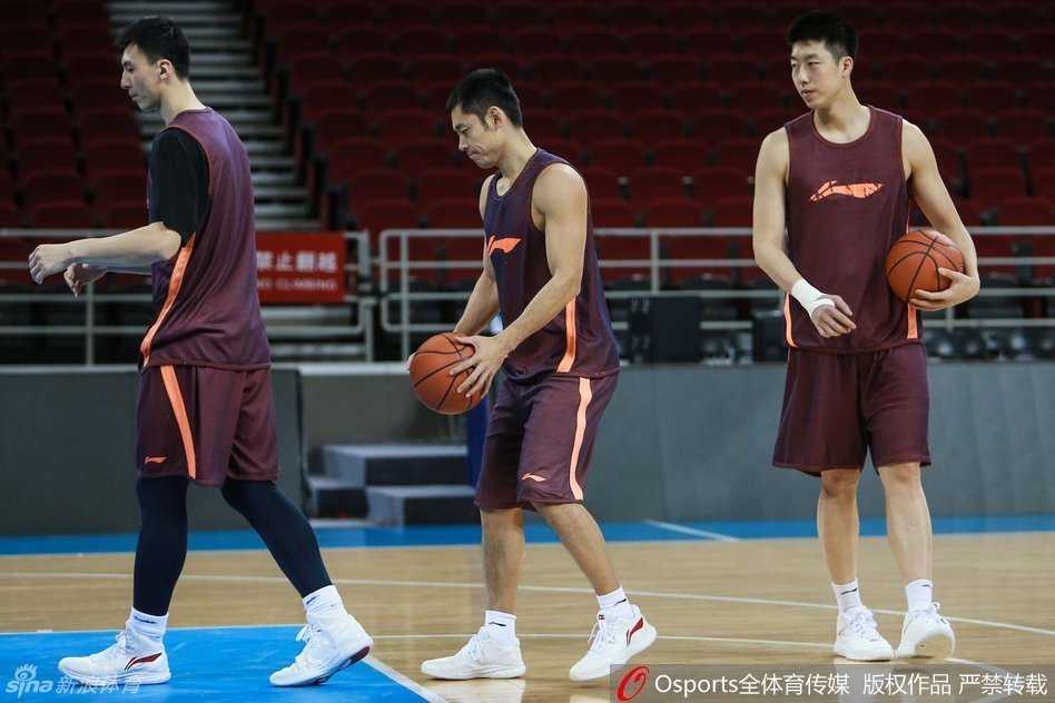 方硕独自站在篮架旁，眼神放空，下意识地咬着指甲，仿佛沉浸在自我思考的小世界里。