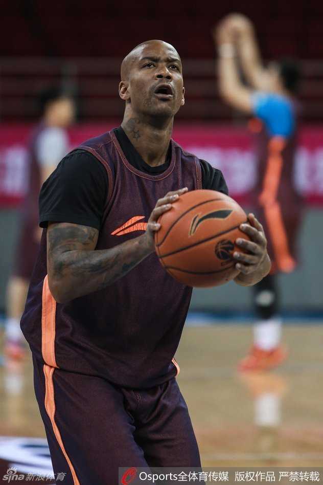 翟晓川在训练师陪同下加练底角三分，每一次出手都力求动作标准，汗水浸湿了训练服。