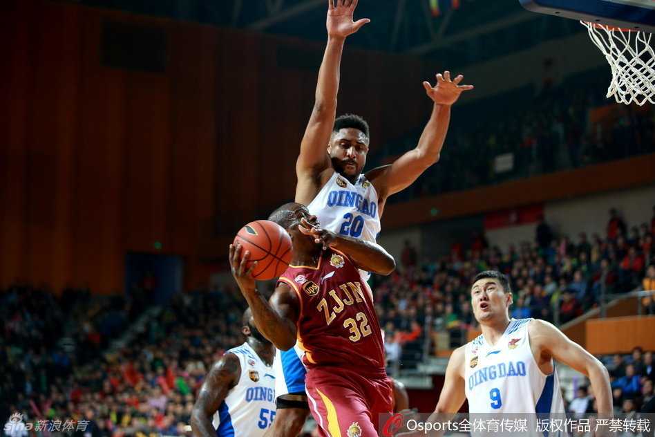 青岛与浙江的比赛进入白热化，浙江队外援拉兰持球突破，青岛队多人包夹，场上气氛紧张到了极点。