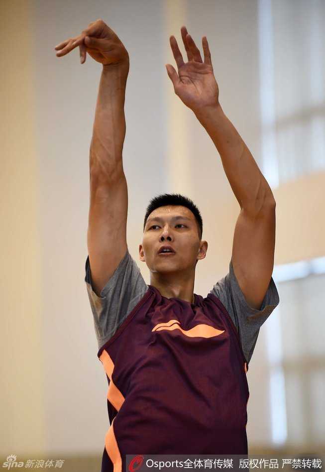 核心易建联在训练中稳稳出手，目光如炬，篮球划过完美弧线直奔篮筐。