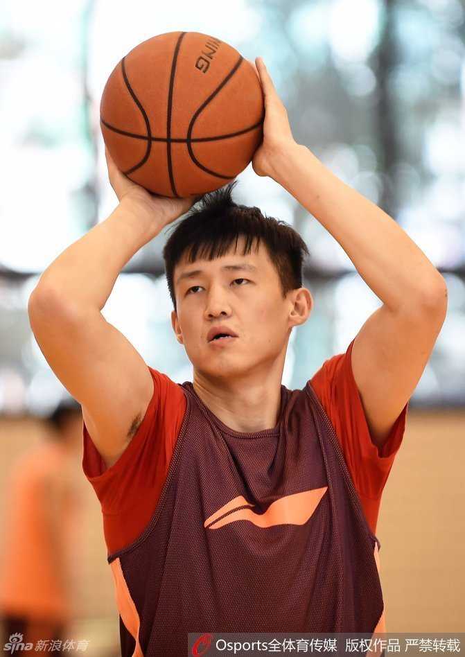 全队围拢在一起，拳头紧握，高喊口号，团结的气氛感染着在场的每一个人。