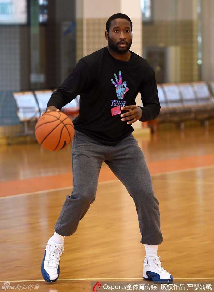 朱芳雨老将出马，稳稳接球准备投篮，神情自若，举手投足皆是经验。