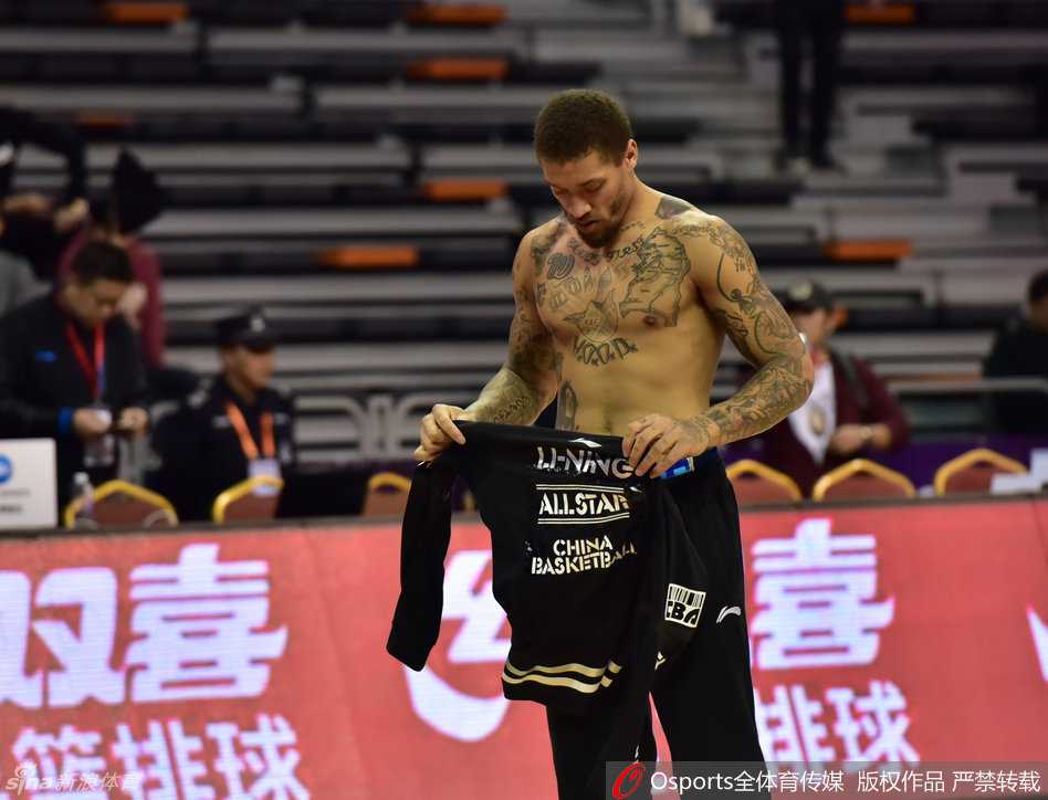 赵泰隆弯下腰试图逗弄比斯利怀中的婴儿，小家伙却伸出小手一把抓向赵泰隆的脸，比斯利站在一旁露出憨厚的笑容，画面充满喜感。