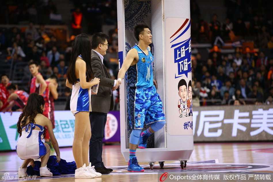 郭艾伦身手敏捷地钻进巨大的啤酒罐道具中，现场球迷纷纷举起手机记录这一有趣的时刻。