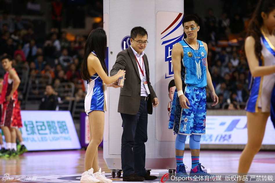 巨大的啤酒罐缓缓打开，郭艾伦从中现身，他高举双臂，现场顿时陷入一片欢腾的海洋。