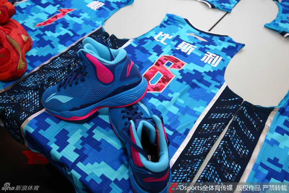 全明星战靴“幻影”蓄势待发，流畅的鞋身线条与超跑车灯般的EVA上翻设计，将速度感诠释得淋漓尽致。