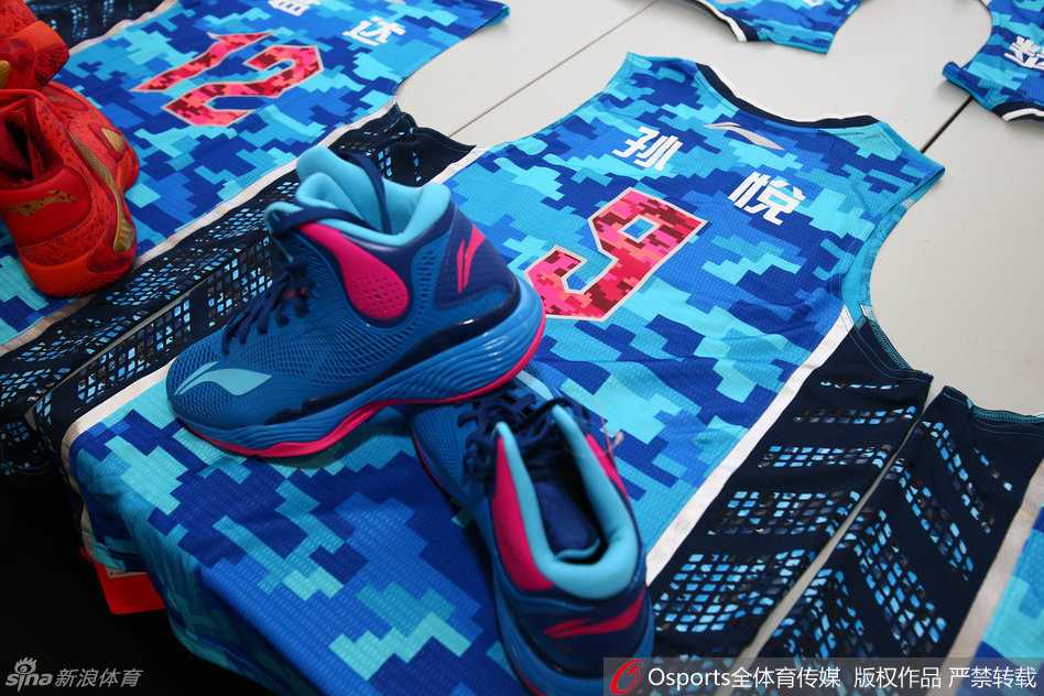 主角光环下的全明星战靴“魅影”，鞋身TPU结构大胆外露，喷溅墨点设计透着灵动与不羁。