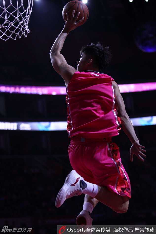 上海队弹簧人王潼犹如一只展翅的雄鹰，在空中接力的一瞬间双手攥紧篮球，身体折叠成满弓，将球狠狠砸进篮筐，引爆全场惊呼。