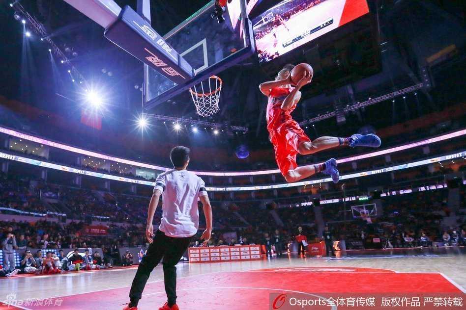 王潼在决赛中飞跃现场DJ，他如同脱离了地心引力，在空中轻松摘球后双手暴力灌筐，这一记技惊四座的满分扣篮让他毫无争议地捧起扣篮王奖杯。