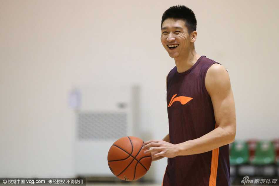 孙悦轻松完成投篮训练，表情专注中带着一丝惬意