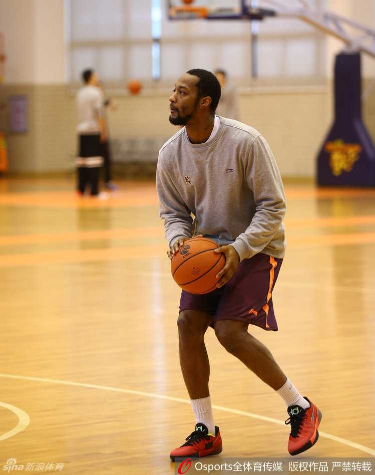 老将王仕鹏坐在场边神情专注，虽未登场却以经验守护球队，眼神里满是对胜利的渴望