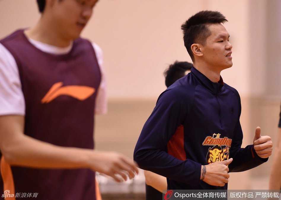 老将王仕鹏正在进行运球突破练习，汗水浸透了他的球衣，虽然已进入职业生涯后期，但他每一次变向、每一次投篮依然全力以赴。