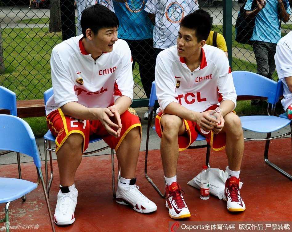 在激烈的对抗中，王哲林力压防守球员，高高跃起，完成一记势大力沉的单手劈扣，点燃了全场球迷的热情。