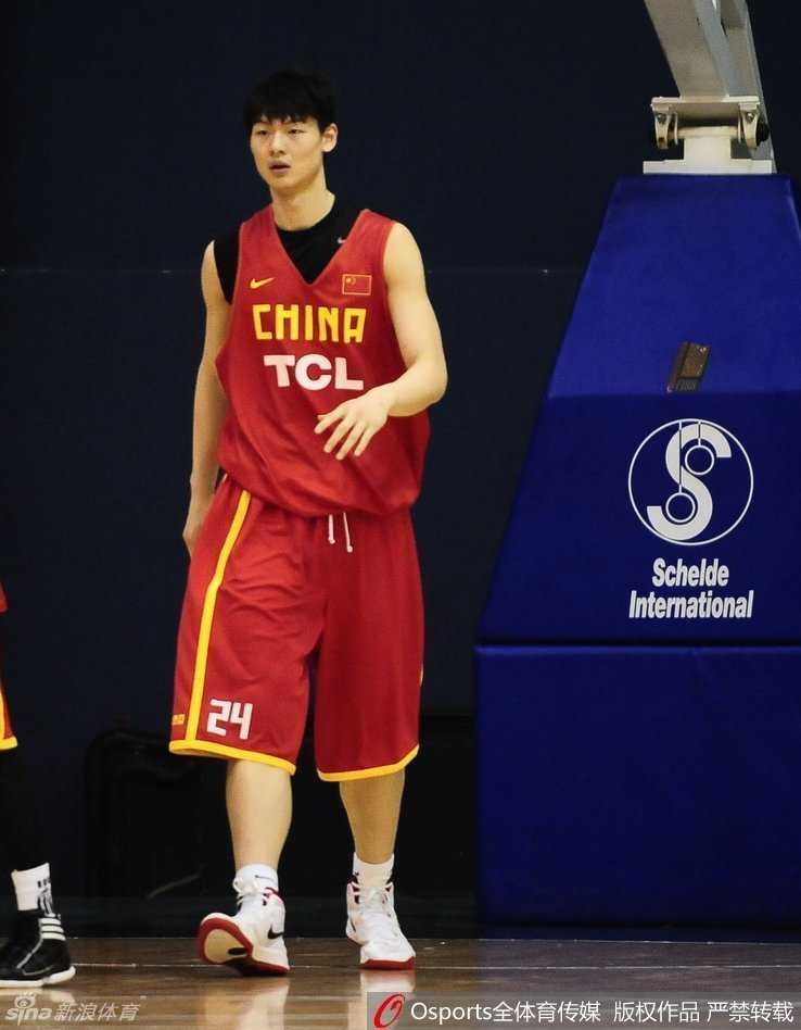 在CBA赛场上，王哲林背身单打对方防守球员，利用扎实的脚步和强壮的身体优势，强硬地将球放入篮筐。