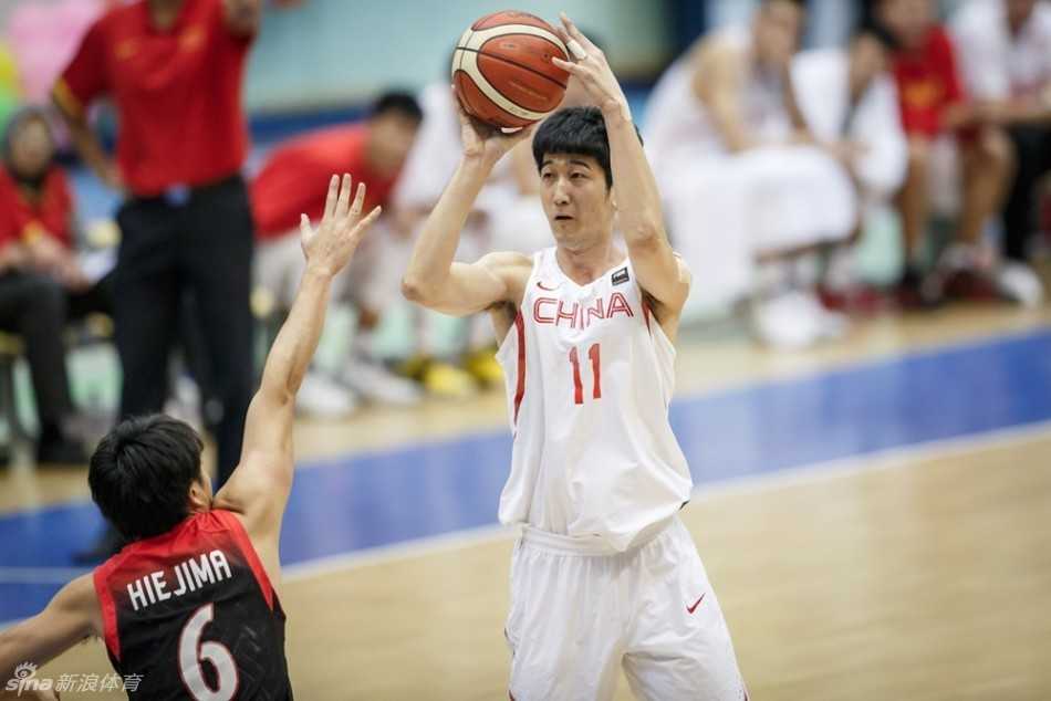 邹雨宸在罚球线上目光如炬，尽管比赛激烈，他依然沉稳出手，用罚球为球队贡献宝贵分数。