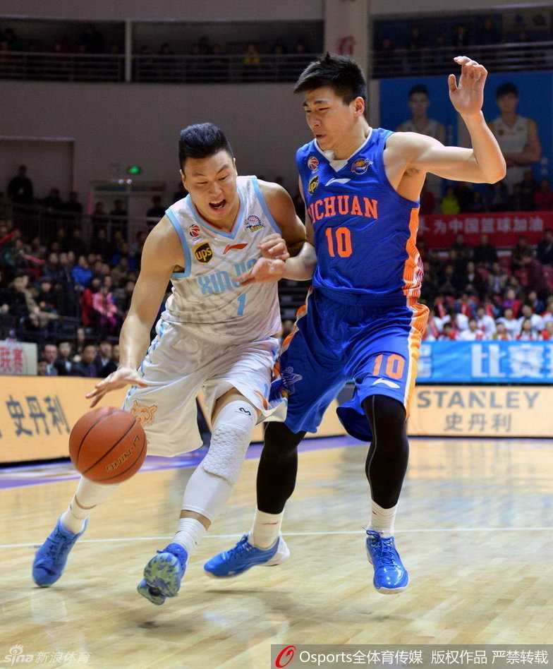 四川队哈达迪张开长臂，将山东队冲击内线的球员连人带球狠狠摁下，完成一次霸气十足的封盖，展现了禁区守护神的威慑力。