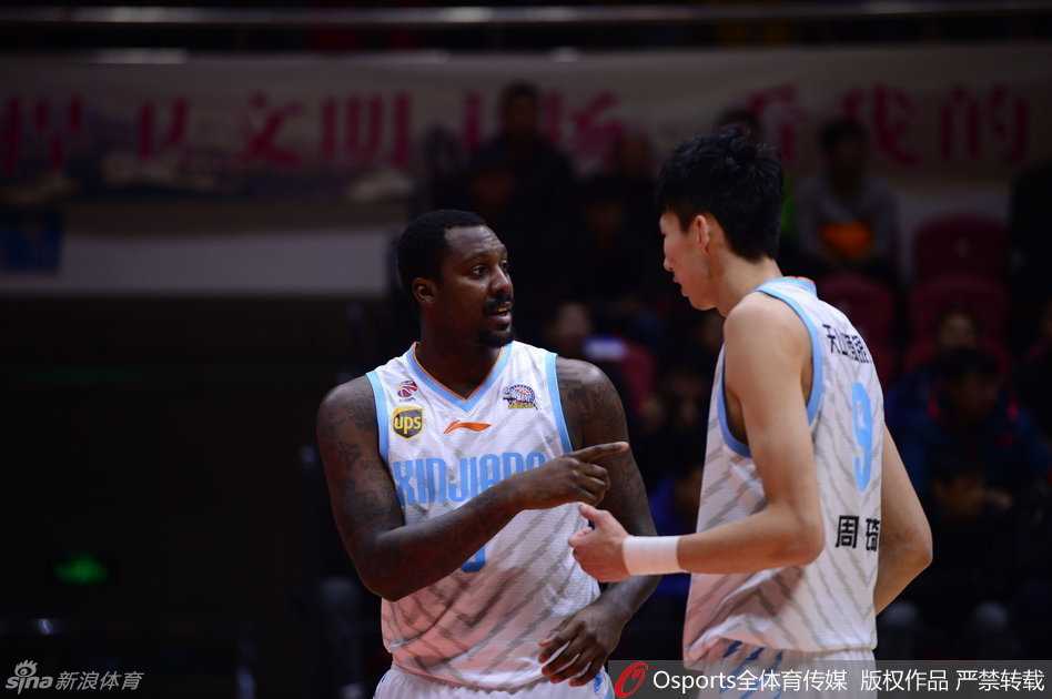 新疆队外援布拉切对裁判的一次吹罚感到难以置信，他愤怒地摊开双手大声质疑，脸上写满了不甘与不解，队友赶忙上前劝阻。