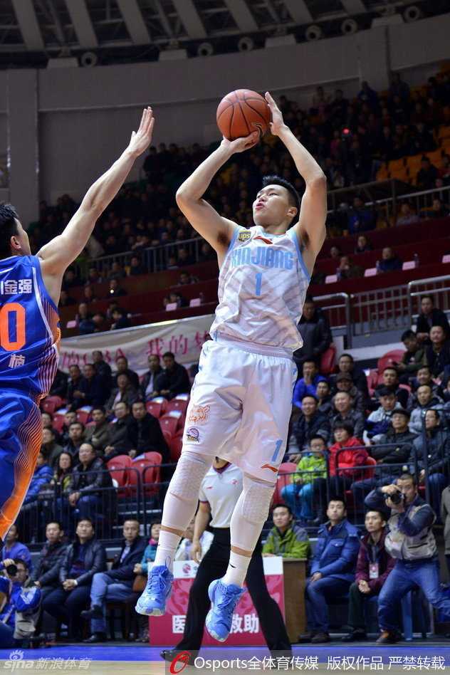 北京队李根面对防守球员，用一个逼真的投篮假动作点飞对手，随后后撤步稳稳出手三分，皮球划出一道美妙的弧线空心入网。
