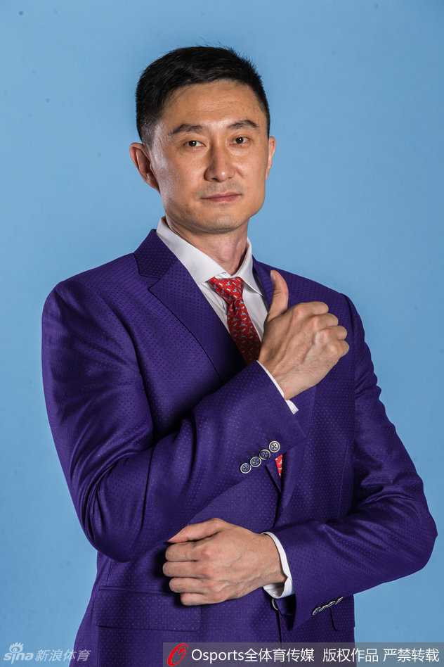 年轻的高尚在快攻中飞身扣篮，一旁的任骏飞正观察场上局势，两人代表着广东队的未来与希望。