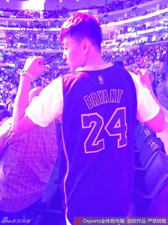 步入球馆内部，曾令旭难掩内心的激动，他俯身在现场的电子留言板上郑重签名，仿佛要把这份对中国球迷的承诺和对科比的敬意，永远定格在斯台普斯的记忆中。