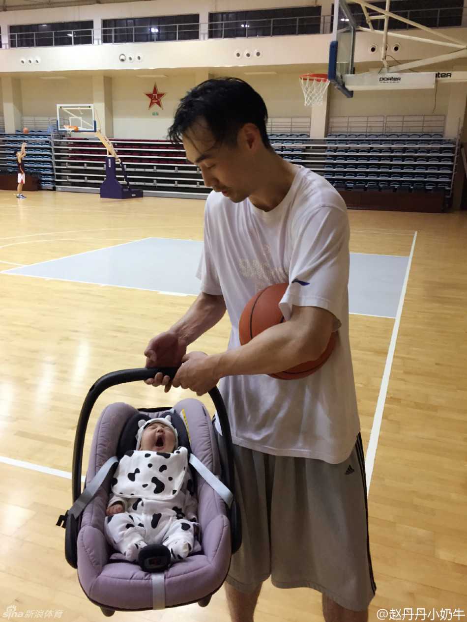 小家伙显然看累了，在婴儿车里香甜地睡着，身上盖着柔软的小毯子。孟达轻手轻脚地走回场内继续投篮，生怕惊扰了女儿的美梦，铁血球场因这一幕而变得柔软。